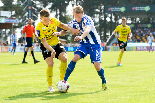 Mjällbys Viktor Agardius mot IFK Göteborgs Sam Larsson