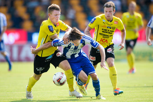 IFK Göteborgs Lasse Vibe försöker ta sig förbi