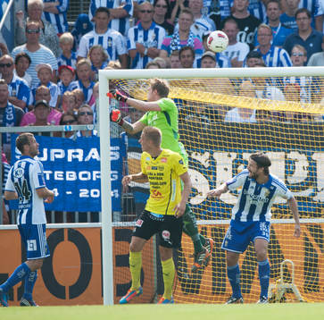 IFK Göteborgs målvakt Marcus Sandberg boxar in i egen bur