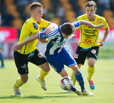 IFK Göteborgs Lasse Vibe och Mjällbys Viktor Agardius i