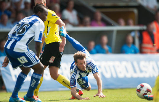IFK Göteborgs Emil Salomonsson faller i matchen i