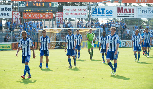 IFK Göteborg vandrar av plan med tunga steg och på