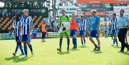 IFK Göteborg vandrar av plan med tunga steg och på