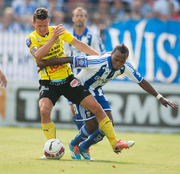 Mjällbys Kristian Haynes och IFK Göteborgs May Mahlangu i