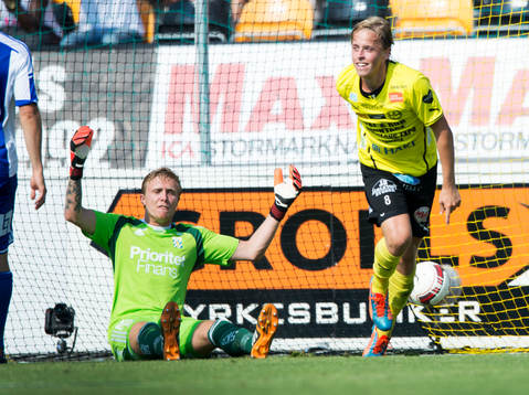 Mjällbys Robin Strömberg jublar