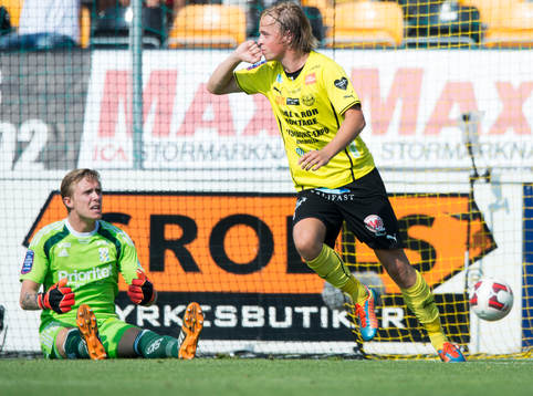 Mjällbys Robin Strömberg jublar