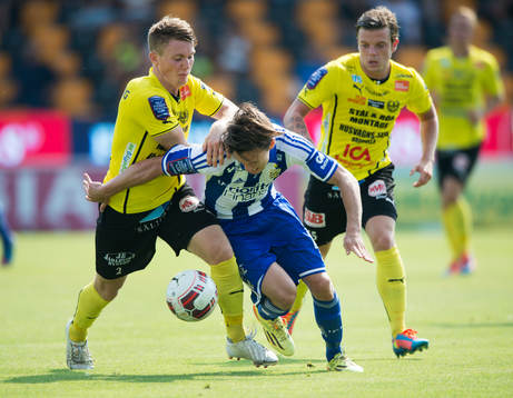 Mjällbys Viktor Agardius och IFK Göteborgs Lasse Vibe i