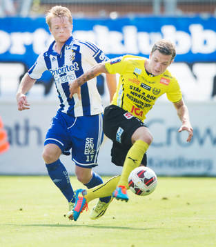 Göteborgs Sam Larsson och Mjällbys Viktor Nilsson i