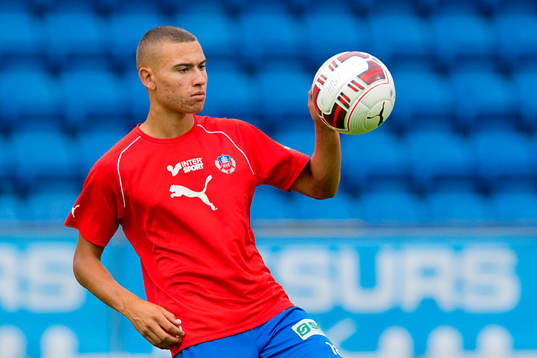 Helsingborgs Jordan Larsson värmer upp