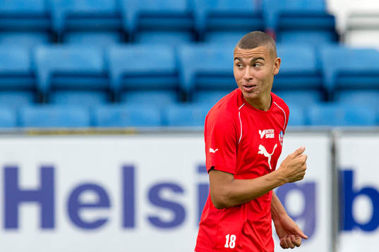 Helsingborgs Jordan Larsson värmer upp