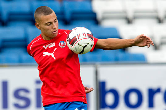 Helsingborgs Jordan Larsson värmer upp