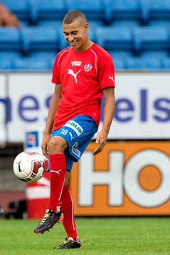 Helsingborgs Jordan Larsson värmer upp