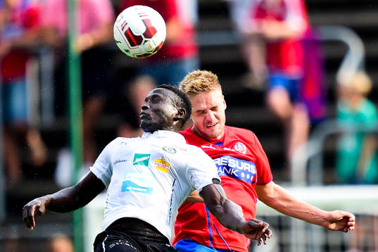 Örebros Alhassan Kamara i nickduell med Helsingborgs Johan