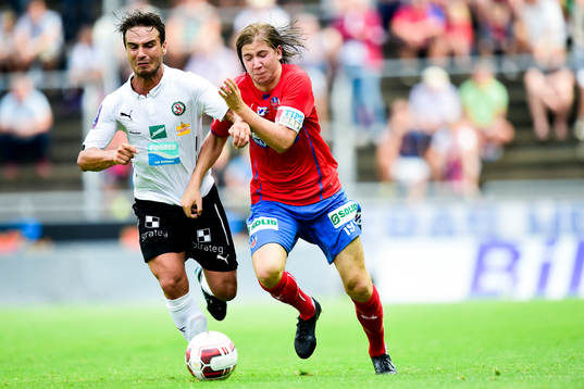 Örebros Nordin Gerzic i kamp om bollen med Darijan Bojanic
