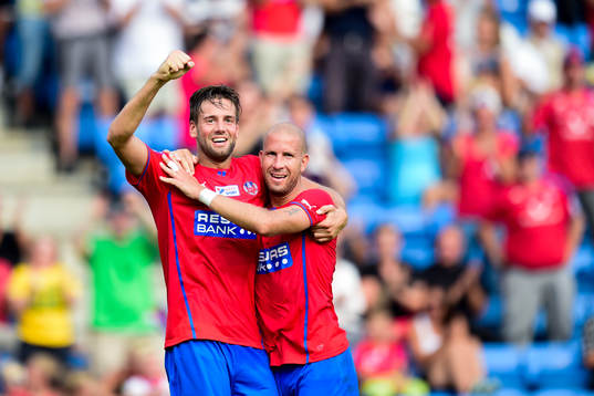 Helsingborgs Mikael Dahlberg kramas av Mattias Lindström