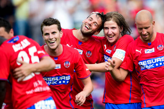 Helsingborgs Mikael Dahlberg (m) kramas om av Darijan