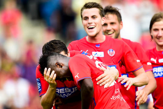 Helsingborgs Ardian Gashi tröstar David Accam som inte