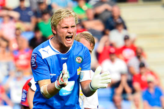 Örebros målvakt Jacob Rinne reagerar