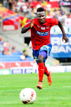 Helsingborgs David Accam jagar bollen