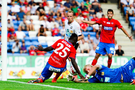 Helsingborgs David Accam (ryggen tv) försöker peta in 1-0