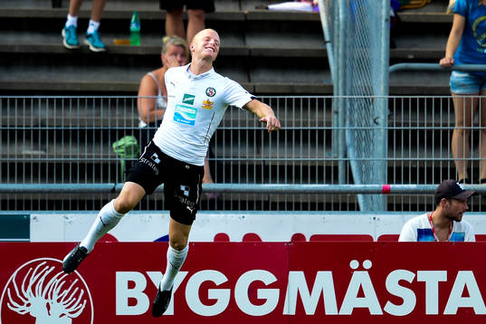 Örebros Daniel Gustavsson jublar