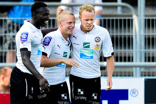 Örebros Alhassan Kamara (tv) och Patrik Haginge (th)