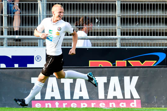 Örebros Daniel Gustavsson jublar
