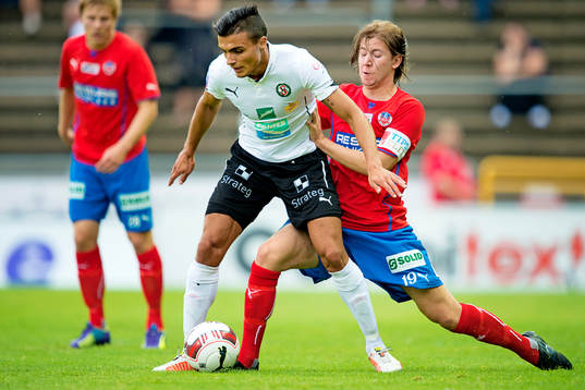 Örebros Andreas Landgren jagas av Helsingborgs Darijan