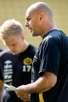 Elfsborgs tränare Jan Mian instruerar