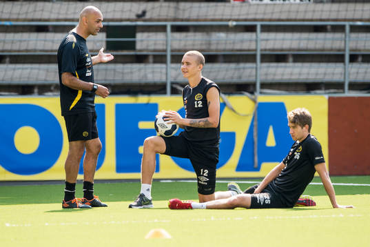 Elfsborgs tränare Jan Mian samtalar med Sebastian Holmén