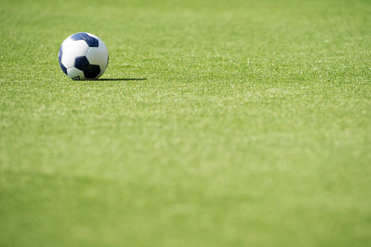 En fotboll på konstgräset