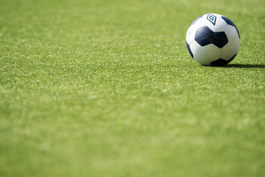En fotboll på konstgräset