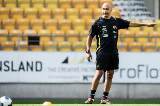 Elfsborgs tränare Jan Mian instruerar