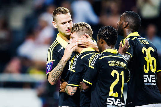 s Martin Lorentzson jublar och kramas om av Alexander