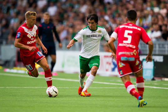 Assyriskas Jens Jacobsson ser på när Hammarbys Lars Fuhre