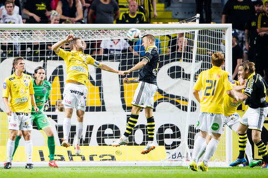 s Alexander Milosevic nickar precis utanför framför