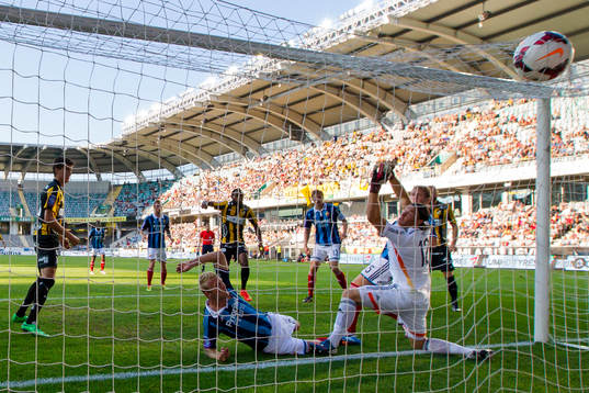 Häckens Rene Makondele skjuter 2-0 bakom Djurgårdens