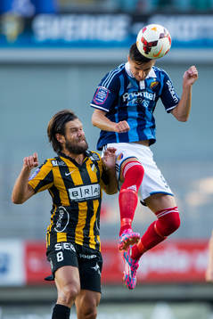 Djurgårdens Haris Radetinac vinner en nickduell mot