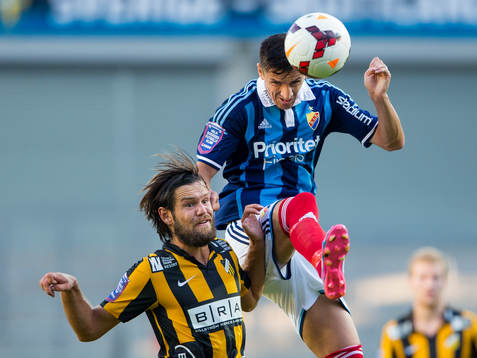 Djurgårdens Haris Radetinac vinner en nickduell mot