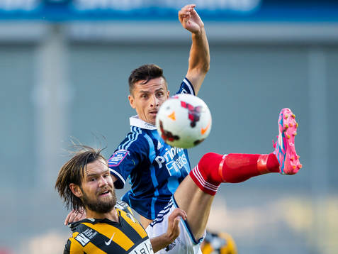 Djurgårdens Haris Radetinac vinner en nickduell mot