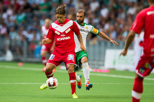 Assyriskas Fredrik Holster jagas av Hammarbys Kennedy