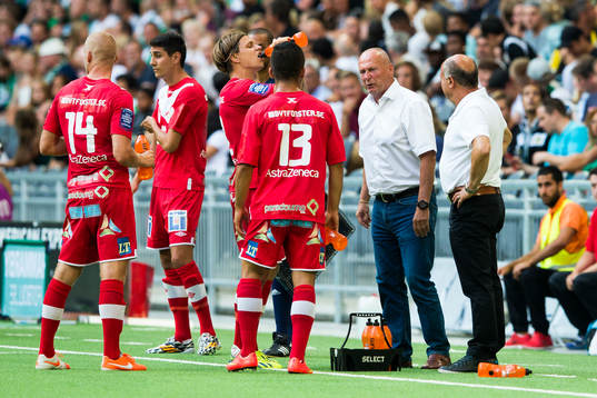 Assyriskas tränare Sören Åkeby pratar med sina spelare