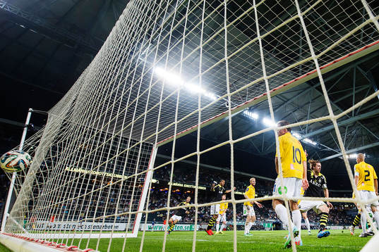 s Nils-Eric Johansson jublar när han gör 2-0