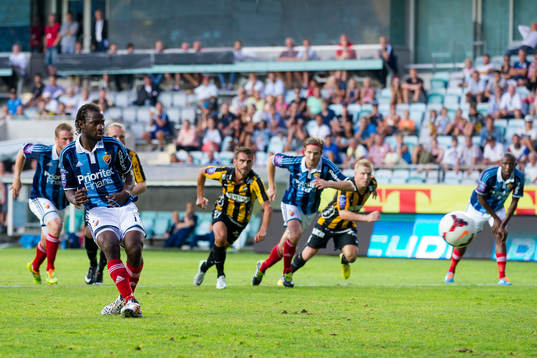 Djurgårdens Amadou Jawo skjuter en straff på övertid som