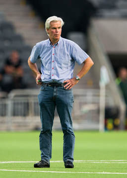 Hammarbys tränare Nanne Bergstrand ser fundersam ut