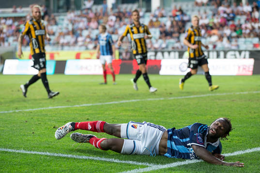 Djurgårdens Amadou Jawo liggande