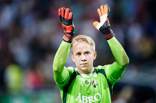 s målvakt Patrik Carlgren tackar publiken