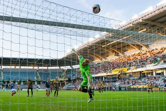 Häckens målvakt Christoffer Källqvist tippar ett skott