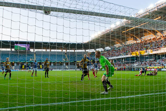 Häckens målvakt Christoffer Källqvist ser en nick från