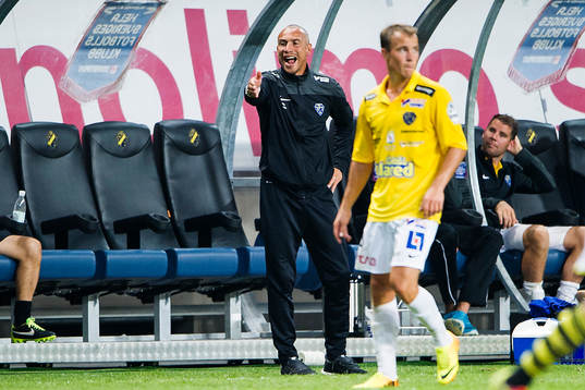 Falkenbergs tränare Henrik Larsson reagerar